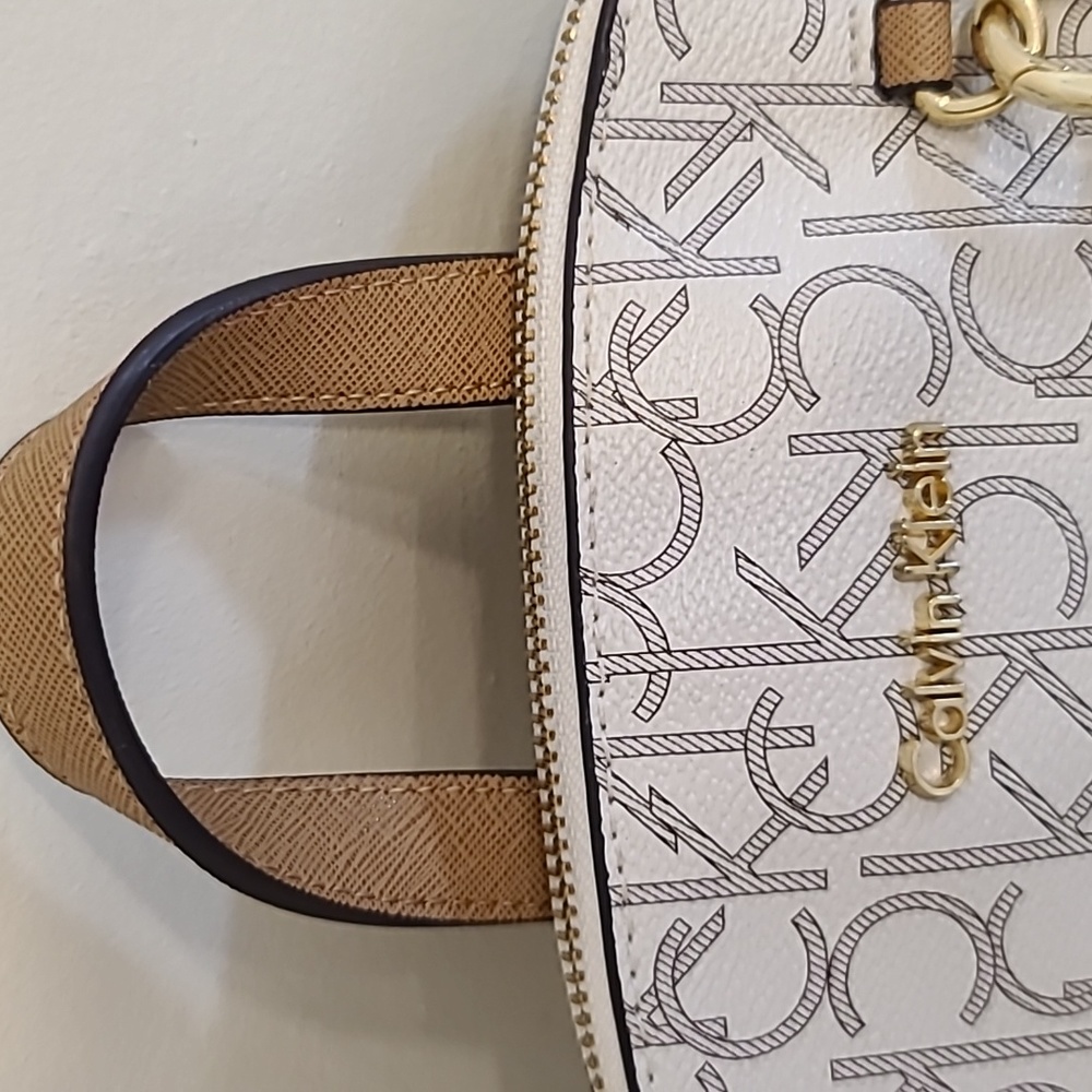 Backpack - Picture 3 of 9